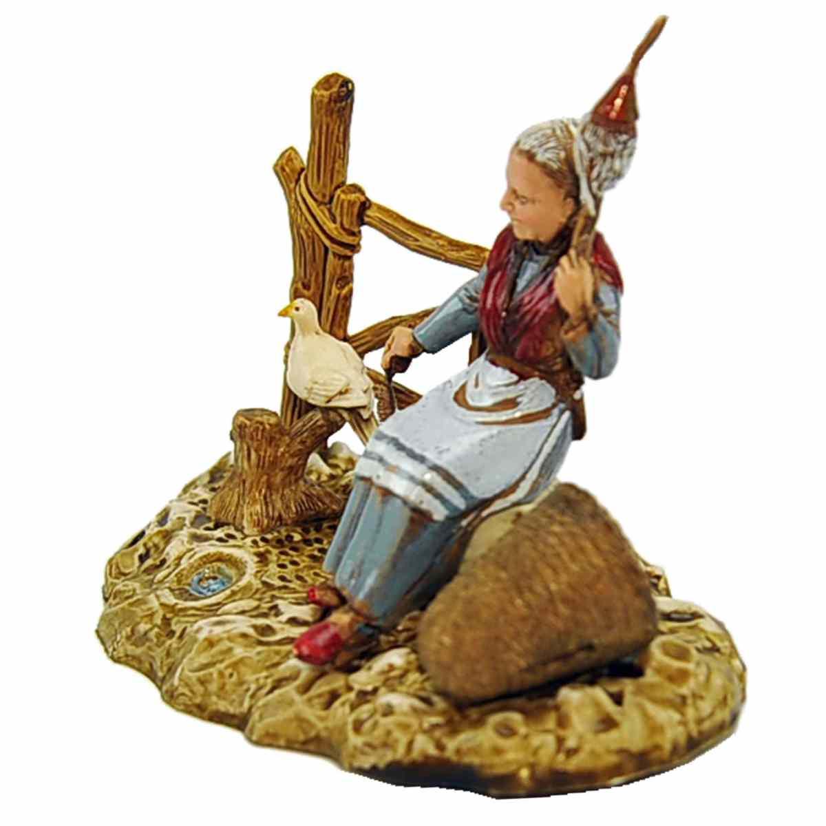 Statua cm.10 Donna Seduta che Fila con la Colomba | Moranduzzo