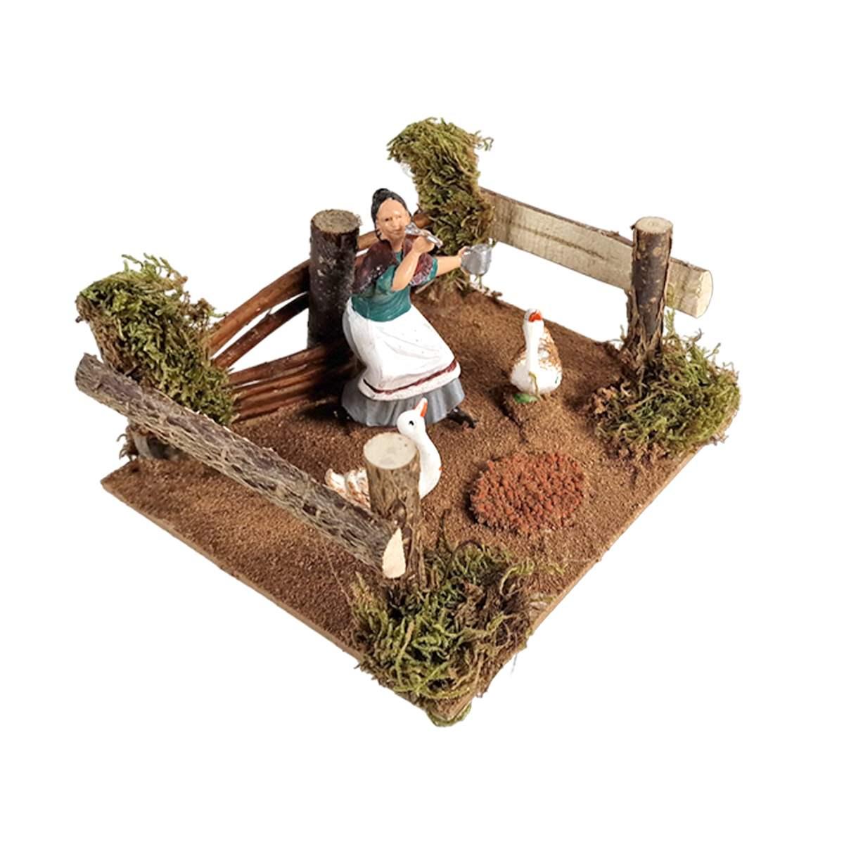 Statua cm.10 Donna nel Pollaio con Recinto cm.15x13x10 | Euromarchi