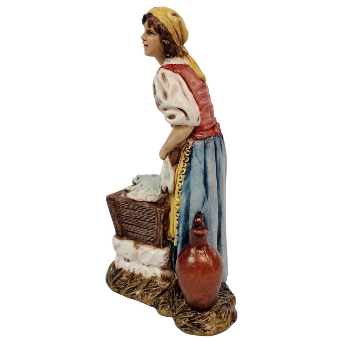 Statua presepe 12 cm donna lavandaia con lavatoio