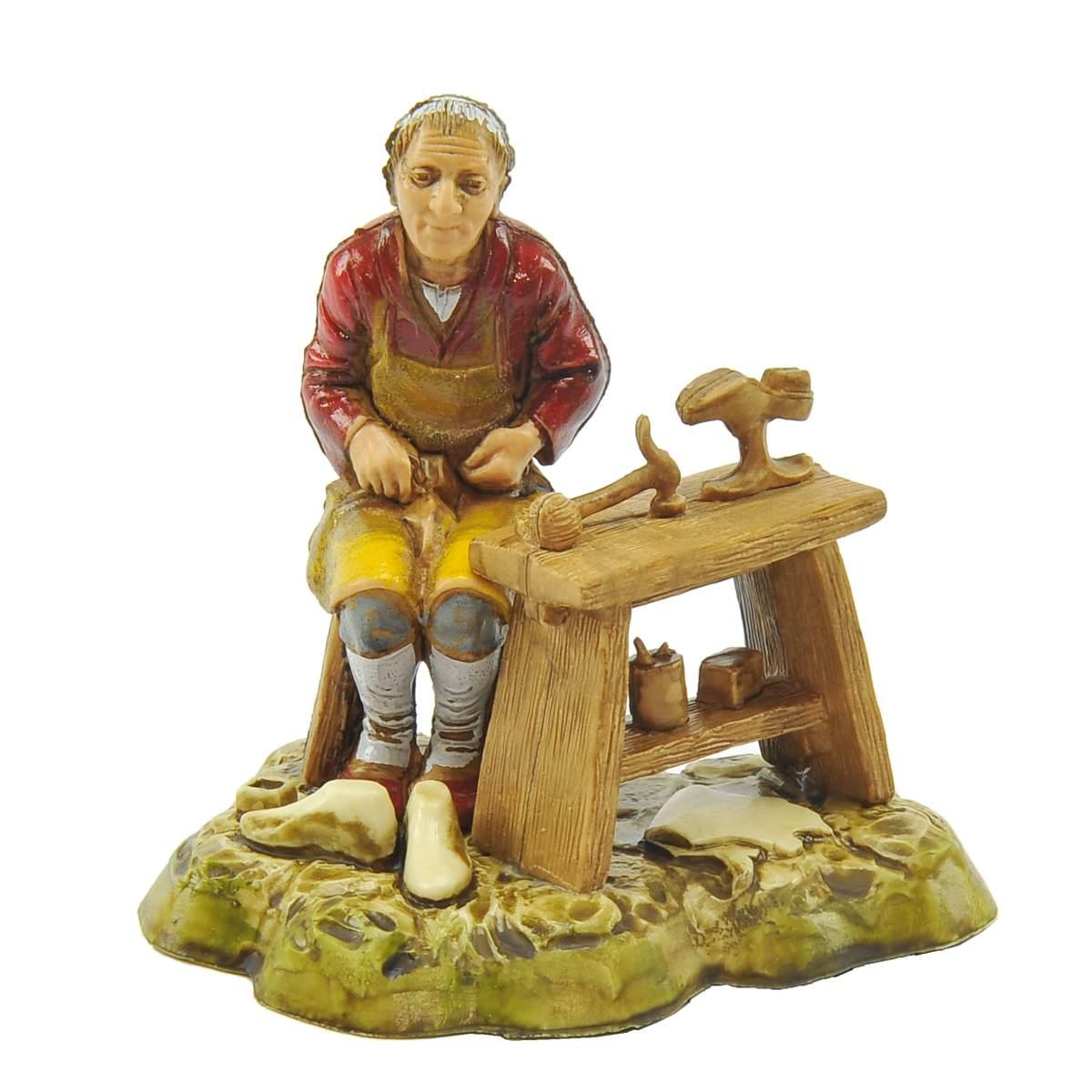 Statua presepe 10 cm ciabatino seduto al banco lavoro