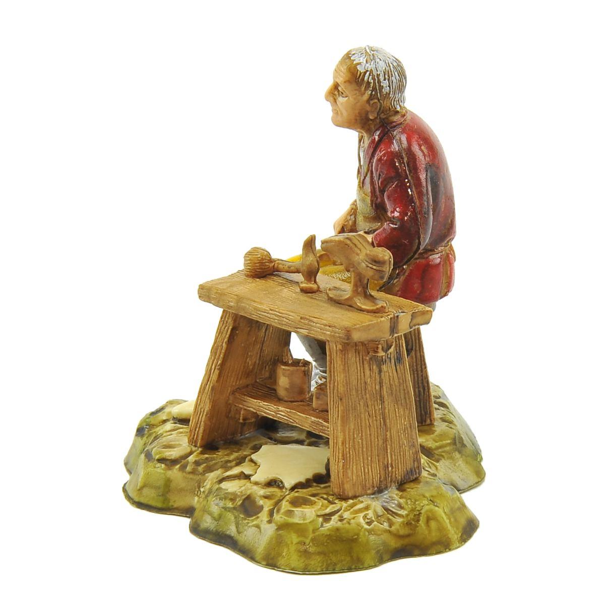 Statua presepe 10 cm ciabatino seduto al banco lavoro